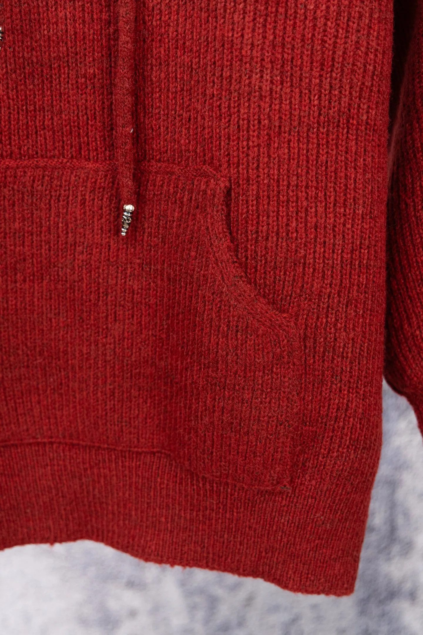 P300 Chrome Hearts CH Chrome Hearts 2025 hooded red sweater. Cross tassel leather label hooded soft and waxy red sweater. The sweater has a soft and waxy feel. The classic cross leather label design on the back cap is really great to wear as an inner layer or as a stand-alone in winter. It is full of Christmas and New Year flavor. It is a very practical item and is very versatile. It is recommended to buy it early. Size: S M L Color: Red